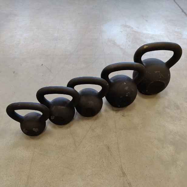 Litinový kettlebell HMS KZG08 8 kg - 2. jakost