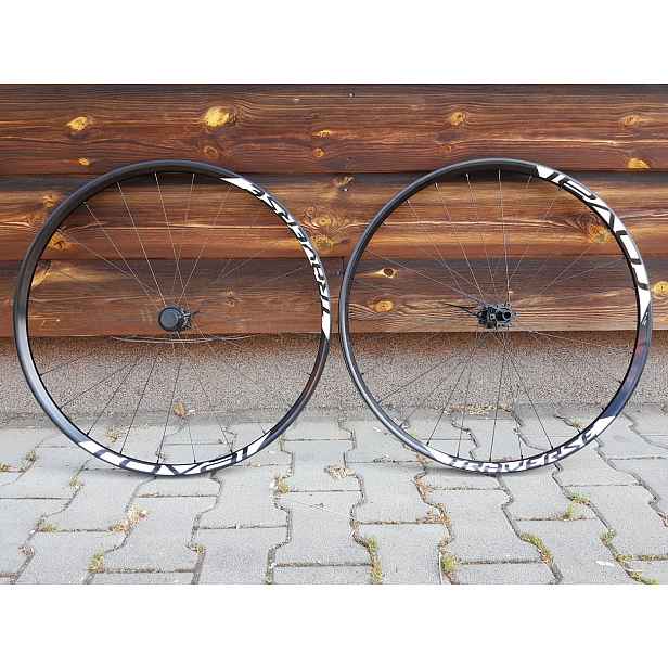 Zapletená kola Specialized Roval Traverse Barva: