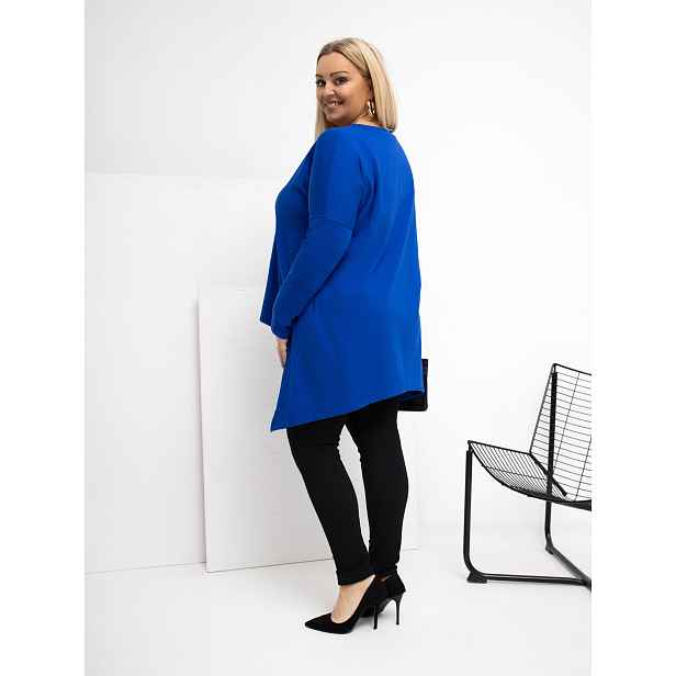 Asymetrická plus size halenka v kobaltové barvě