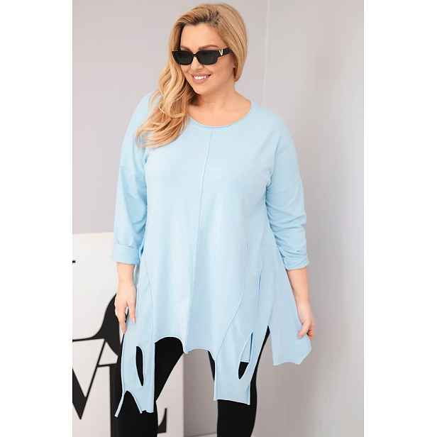 Plus size halenka s asymetrickým lemem a výřezy