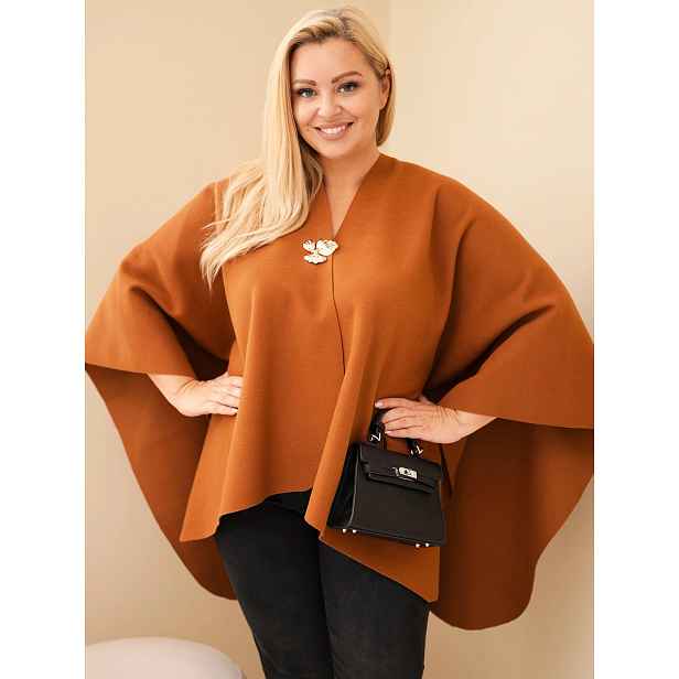 Plus size pončo s brož karamelové